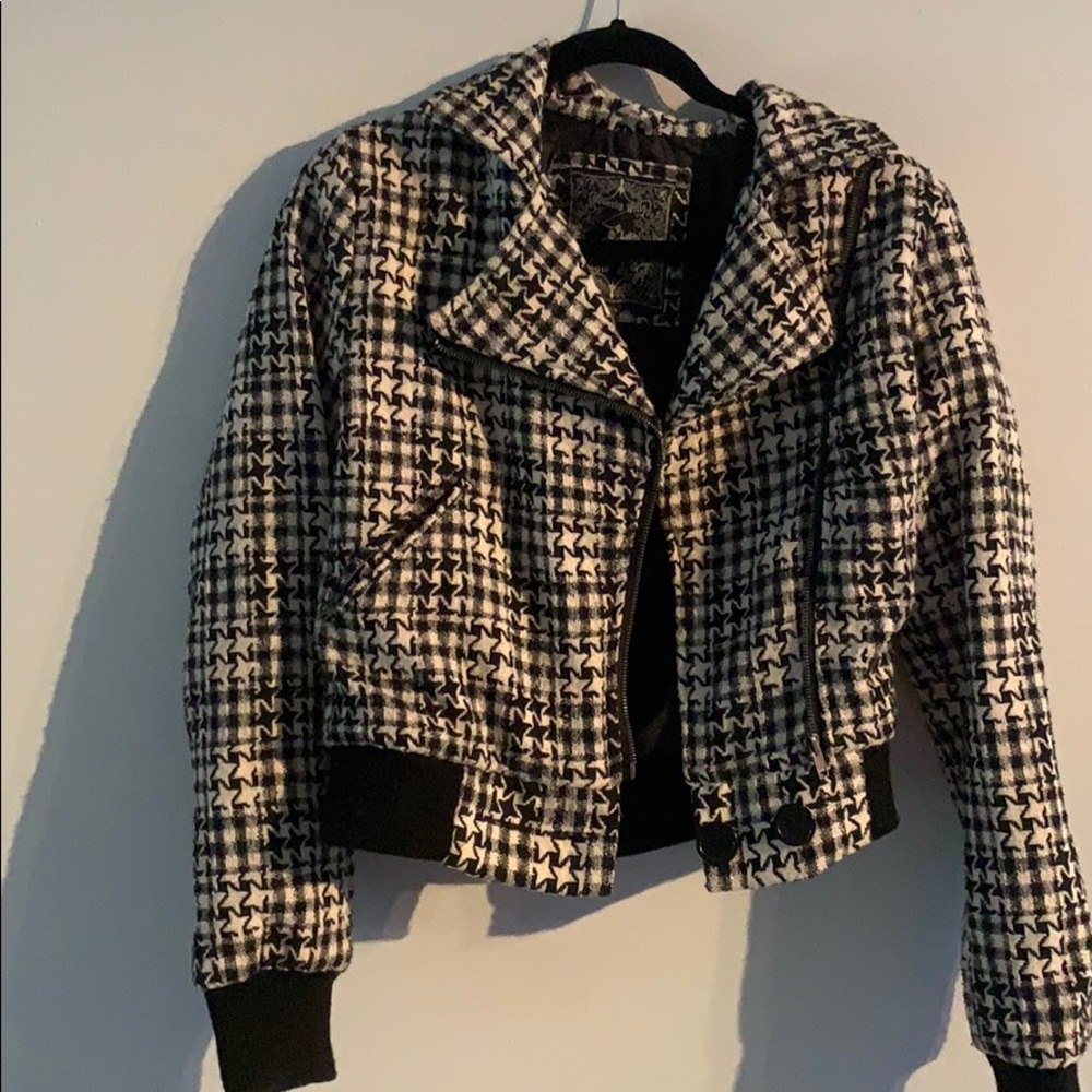 Casual styled jacket.